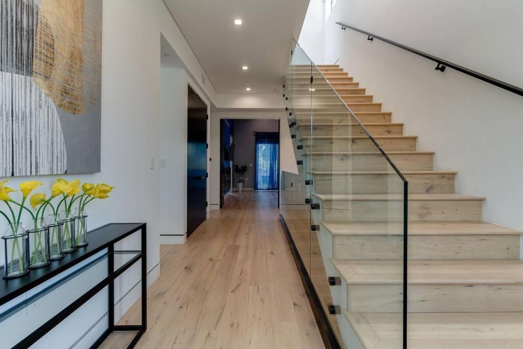 Villa Posh Luxury Modern With Pool And Rooftop Deck Los Angeles